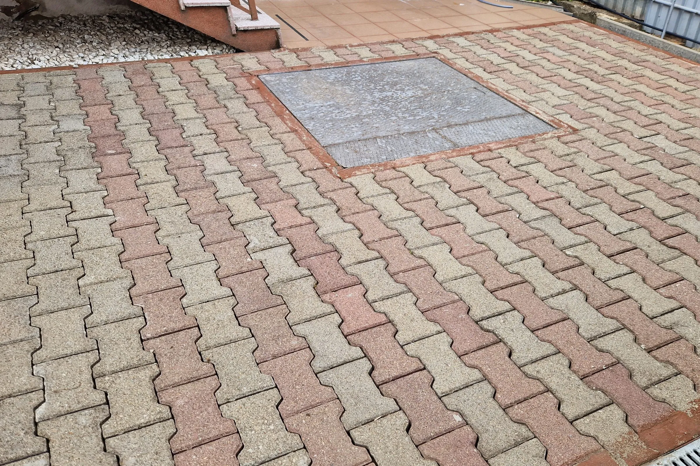 Po: vyčistená zámková dlažba