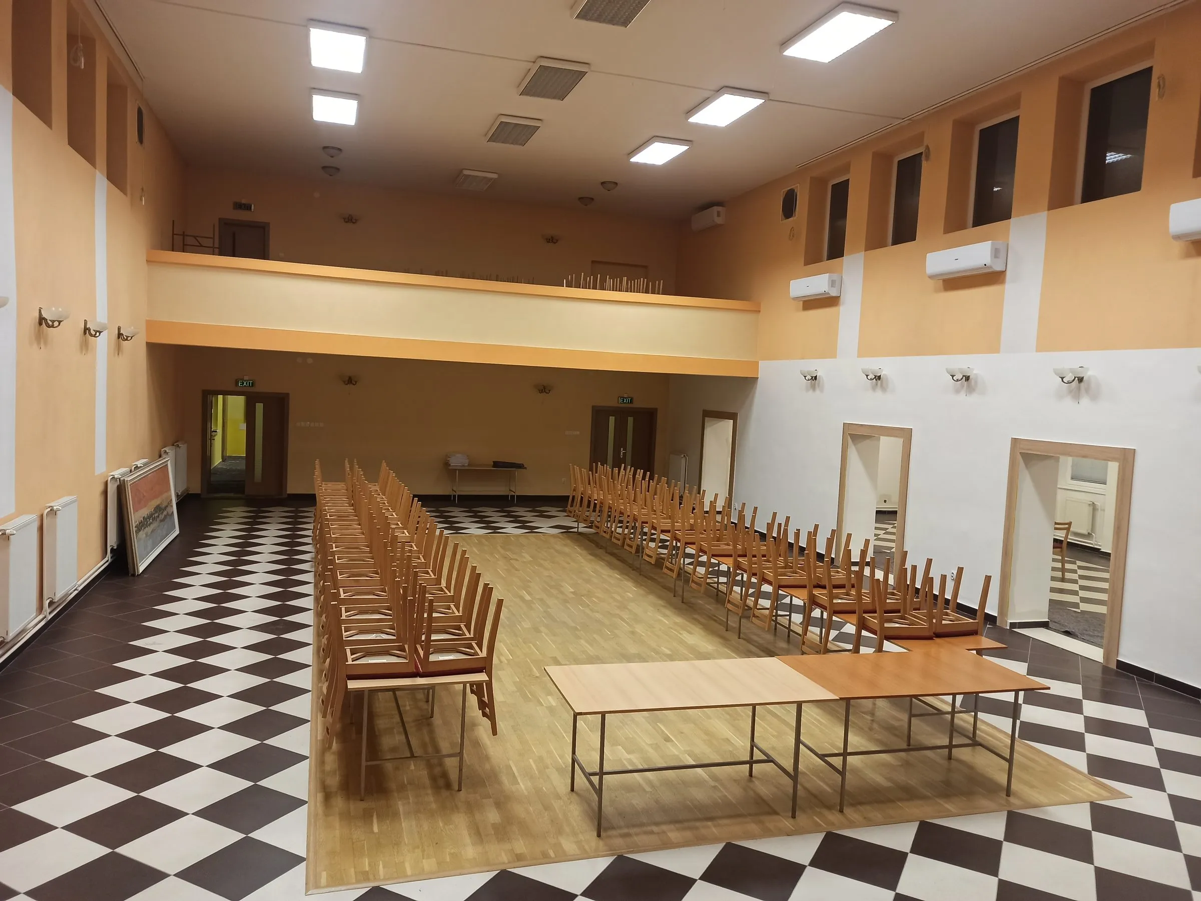 Pred: kultúrna sála pred maľovaním